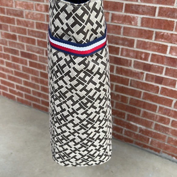 Tommy Hilfiger Signature Jacquard Textile Khaki Tan/Chestnut Combo XL Tote - Picture 3 of 9